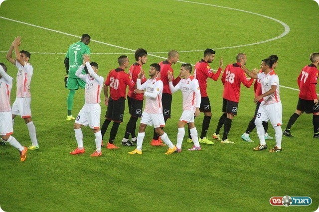 צמרת ותחתית. שחקני הקבוצות לפני השריקה (עדי אורן)